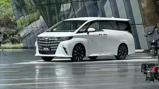 В Сети появились первые изображения нового минивэна Toyota Alphard