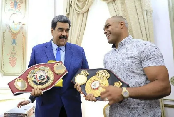 Президент Венесуэлы Николас Мадуро стал почетным чемпионом мира по боксу