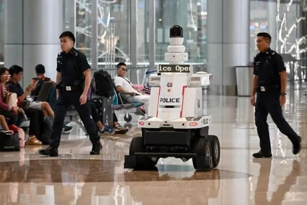 Singapuryň howa menzilini robot-polisiýalar goraýar