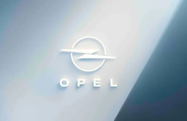 Opel täze logotipini görkezdi