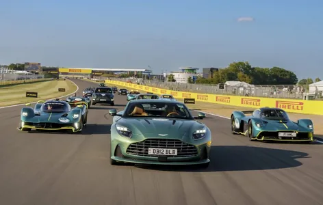 Aston Martin собрал на гоночной трассе сразу 110 машин и установил рекорд