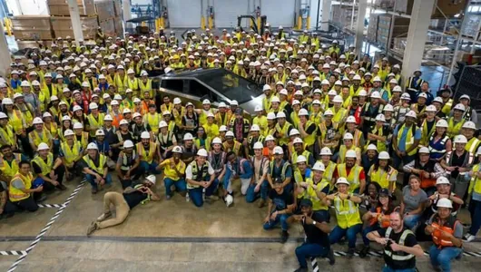 Tesla iki ýyl gijikdirmeden soň ilkinji Cybertruck elektropikapyny döretdi