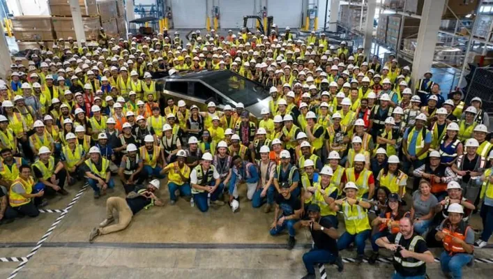 Tesla построила первый после двухлетней задержки электропикап Cybertruck