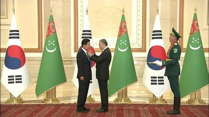 Спикер Национальной Ассамблеи Республики Корея Ким Чжин Пхё награждён орденом Туркменистана Bitaraplyk