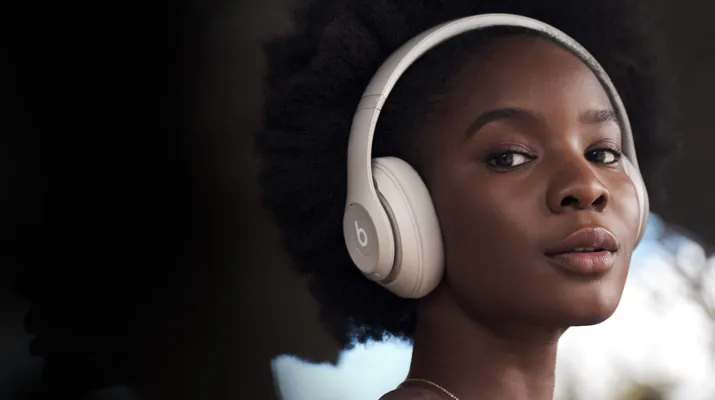 Apple doly göwrümli Beats Studio Pro nauşniklerini hödürledi