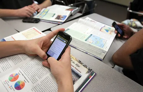 ЮНЕСКО рекомендовала запретить мобильники в школах