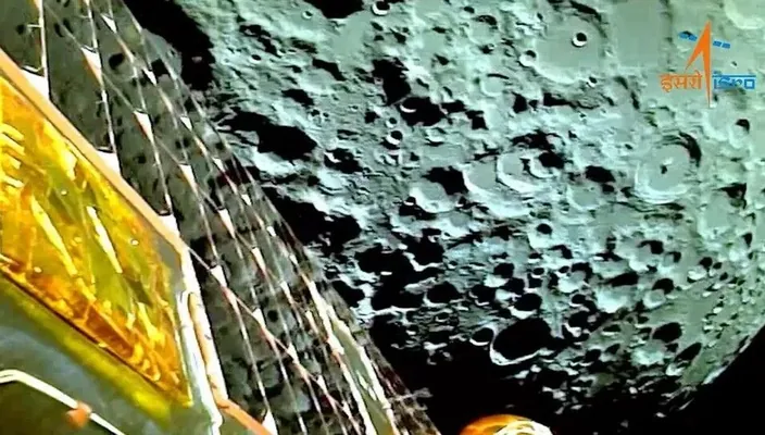 Опубликованы первые снимки Луны, сделанные с индийского "Чандраян-3"
