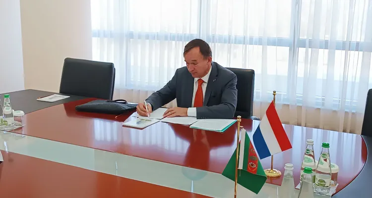 Посол Нидерландов Андре Карстэнс завершает свою миссию в Туркменистане