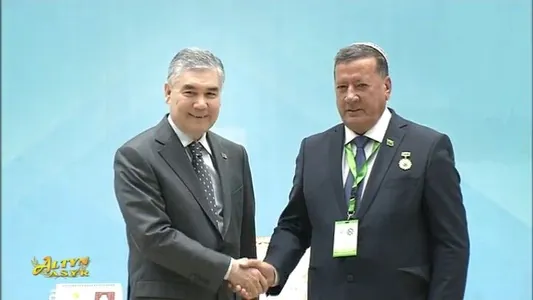 Gurbanguly Berdimuhamedow Dünýä türkmenleriniň ynsanperwer birleşiginiň işjeň agzalaryny sylaglady