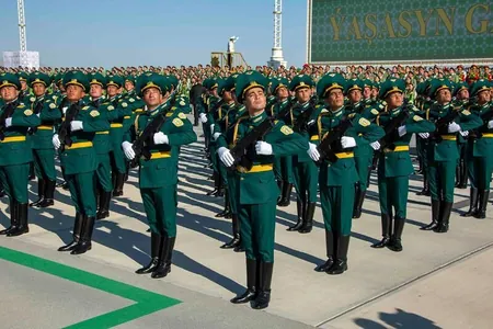 Президент Туркменистана поручил наградить отличившихся военнослужащих и силовиков