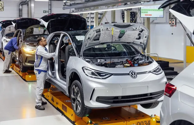 Volkswagen из-за низкого спроса приостановит выпуск двух моделей электромобилей