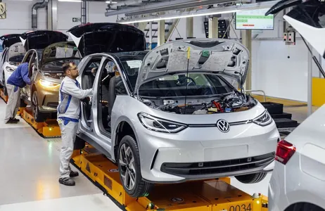 Volkswagen из-за низкого спроса приостановит выпуск двух моделей электромобилей