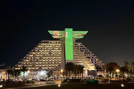 Престижный катарский отель вслед за Бурдж-Халифой окрасился в цвета туркменского флага