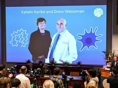 Нобелевскую премию по медицине присудили создателям технологии синтеза мРНК, позволившей создать вакцины от COVID-19