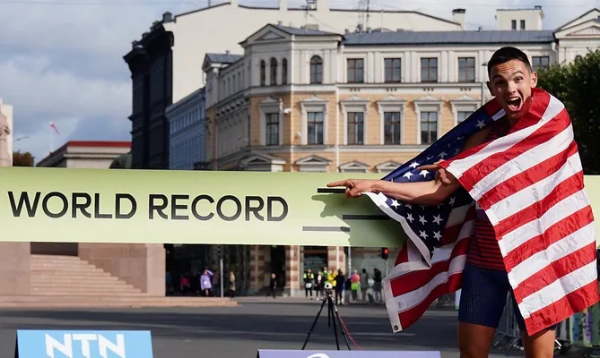 В Риге на чемпионате мира по бегу установлены мировые рекорды в забеге на одну милю