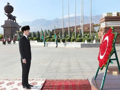 Türkmenistanyň Prezidenti Hatyra güni mynasybetli «Halk hakydasy» ýadygärlikler toplumynda gül goýdy