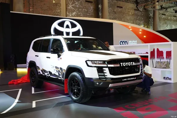 Toyota Land Cruiser 300 GR Sport ulagy tanyşdyryldy