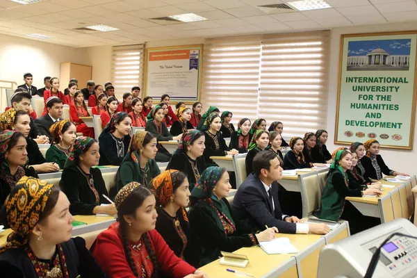 Вице-президент Линкольнского университета провел лекцию для студентов туркменского вуза