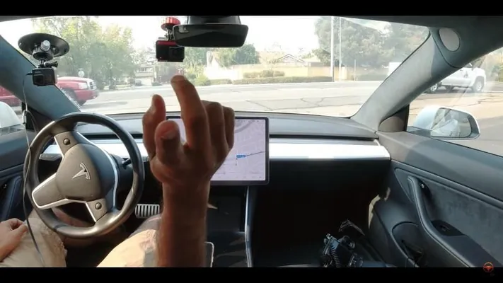 Tesla начнет с помощью камер в салоне следить за бдительностью водителей