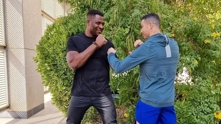 Ronaldu Ngannuwa 100 müň ýewrolyk sagat sowgat berdi