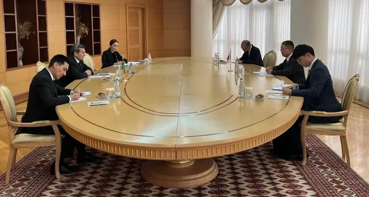 Рашид Мередов встретился с завершающим дипломатическую миссию в Туркменистане послом Японии