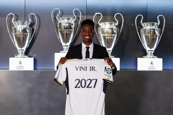 Вингер «Реала» Винисиус продлил контракт с клубом до 2027 года