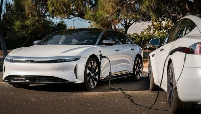 Lucid Air elektrik ulaglary öz energiýasyny beýleki elektrikli ulaglar bilen paýlaşyp biler