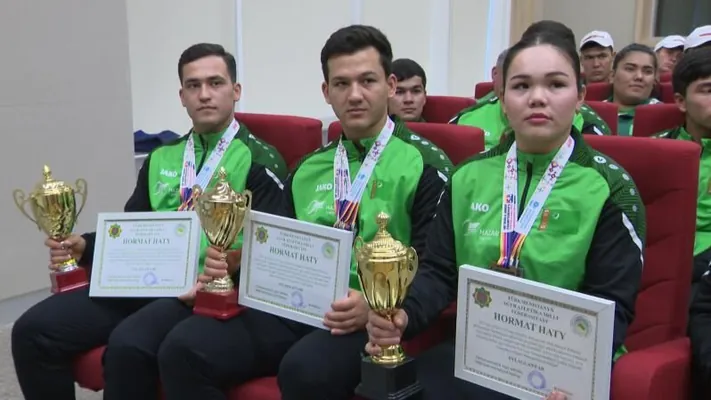 В Ашхабаде прошло чествование туркменских тяжелоатлетов-юниоров