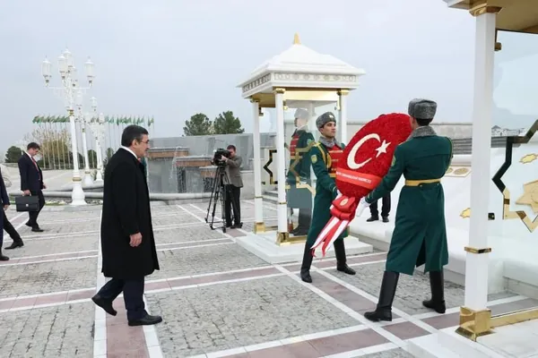 Türkiýäniň wise-prezidenti Türkmenistanyň Garaşsyzlyk binasyna gül dessesini goýdy