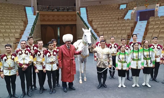 Türkiýäniň wise-prezidenti Jewdet Ýyldyz Arkadag şäherine baryp gördi