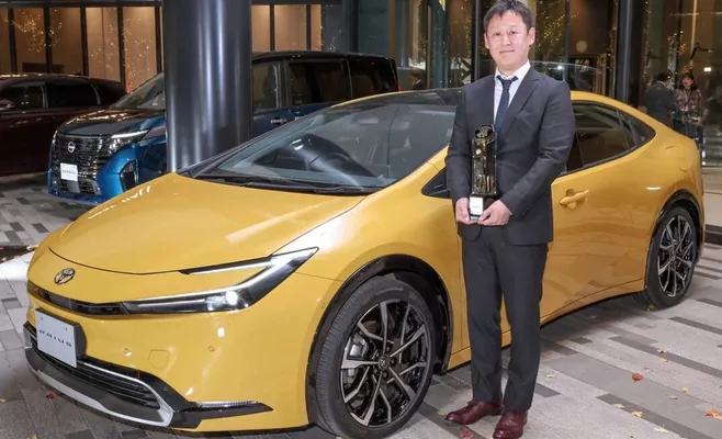 Gibrid Toyota Prius Ýaponiýada ýylyň awtoulagy saýlandy