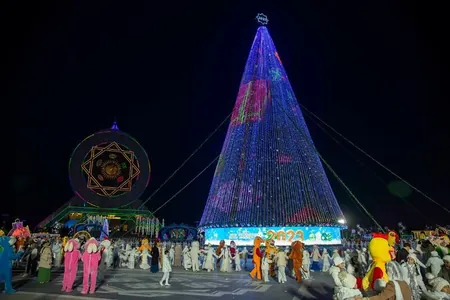 Высота главной ёлки Туркменистана составляет 44 метра. Ее украшают 4 тысячи игрушек