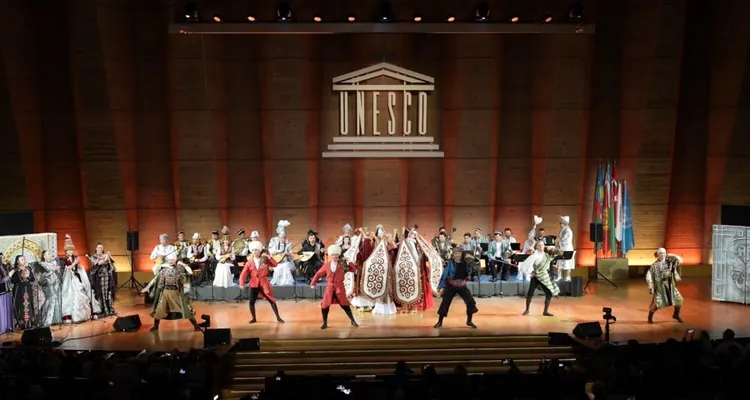 Туркменские артисты выступили на гала-концерте в Париже, посвящённый 30-летию ТЮРКСОЙ