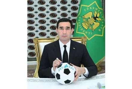 Сердар Бердымухамедов оставил памятную надпись на мяче, предназначенном для футбольного клуба «Аркадаг»
