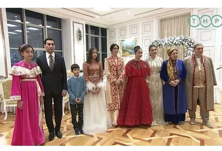 Türkmenistanyň Prezidenti we Halk Maslahatynyň Başlygy Täze ýyly maşgala bolup garşyladylar