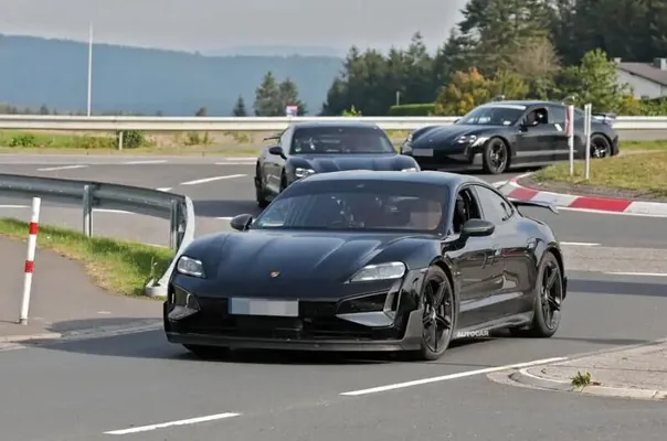 Täze Porsche Taycan Nýurburgring ýolunda Tesla Model S Plaid-den we özünden öňki modelden ýarym minut öňe geçdi