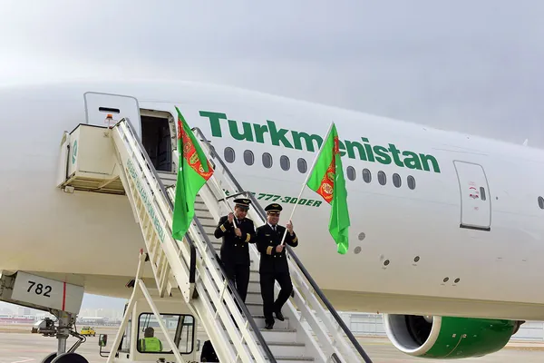 Türkmenistanyň täze satyn alan Boeing 777-300 ER howa gämisi ilkinji uçuşyny Abu-Dabi şäherine ýerine ýetirdi