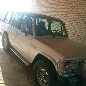 Mitsubishi Pajero 1990