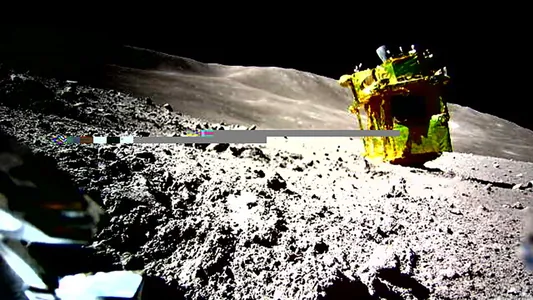 Япония опубликовала первое фото своего модуля на Луне. Она перевернулась, но может функционировать