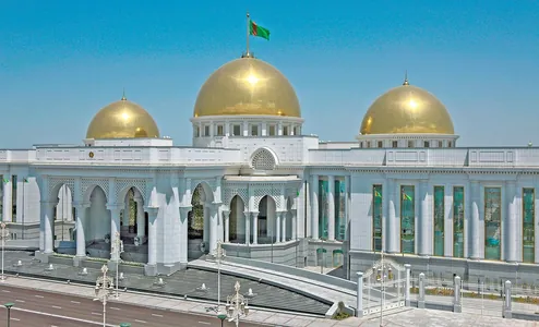 В Ашхабаде ведётся реконструкция парка 15-летия независимости Туркменистана