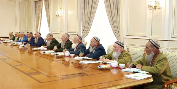 Гурбангулы Бердымухамедов обсудил повестку предстоящего заседания старейшин