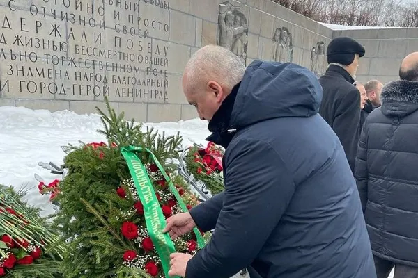 Туркменский посол возложил цветы к Монументу Героев-Туркменистанцев на Аллее Памяти в Санкт-Петербурге
