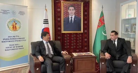 Посол Туркменистана в Сеуле встретился с издателем газеты The Korea Times