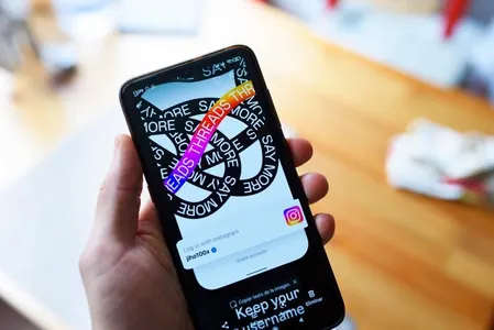 Threads bir aýda App Store-da we Google Play-de ýükläp almalaryň  sanyny üç esse artdyryp, ilkinji onluga girdi. X 36-njy ýere düşdi