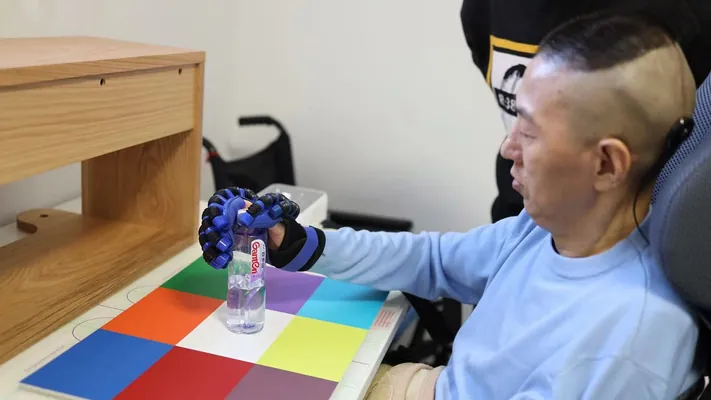 В Китае нейроимплант помог парализованному человеку есть и пить самостоятельно