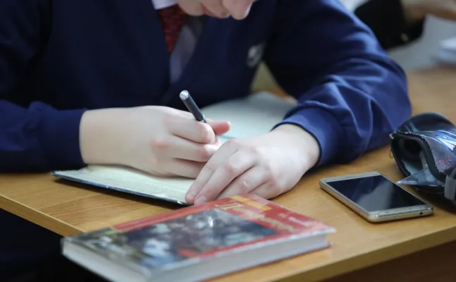 В Казахстане приняли закон о запрете мобильных телефонов во время уроков в школах