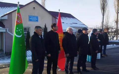 В столицу Кыргызстана прибыла гумпомощь из Туркменистана
