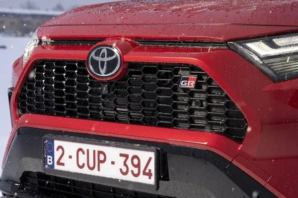 Täze Toyota RAV4 häzirki modelden uly bolup, dizaýny boýunça Toyota C-HR-i ýatladar