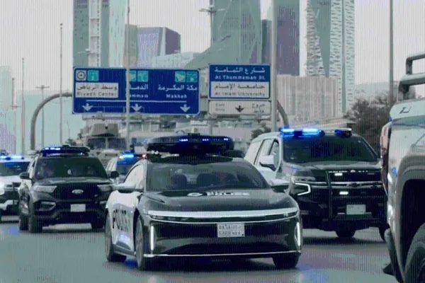 Saud Arabystanynda dronly Lucid Air polisiýa elektromobilleri peýda boldy