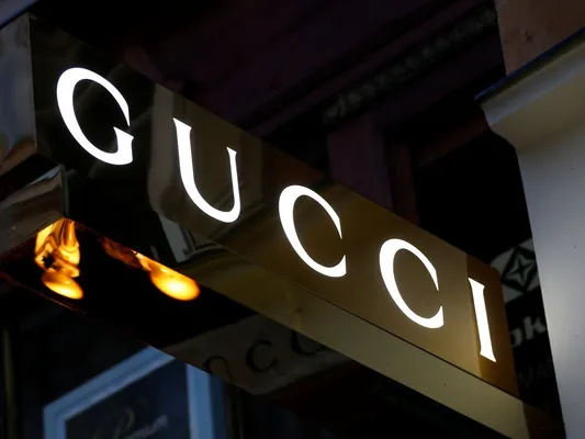 Gucci brendiniň ýyllyk satuwy 6% azaldy, Yves Saint Laurent - 4%